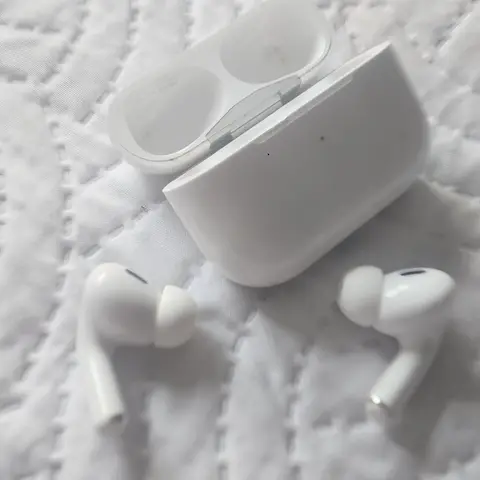 Audífonos Inalámbricos Tipo AirPods Pro con Estuche de Carga