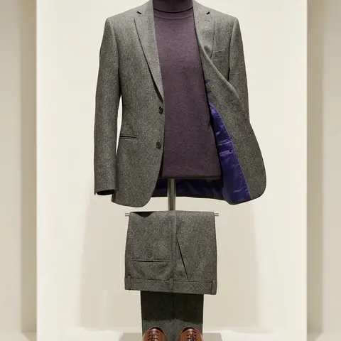 Traje de hombre gris con forro morado y suéter cuello alto