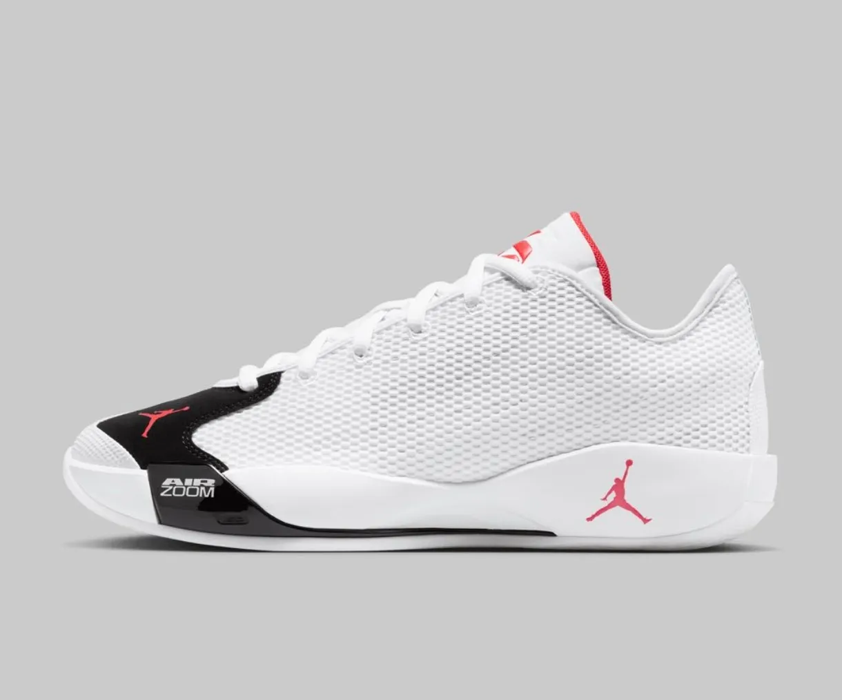 Tenis Jordan Air Zoom blancos con detalles negros y rojo