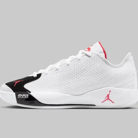 Tenis Jordan Air Zoom blancos con detalles negros y rojo
