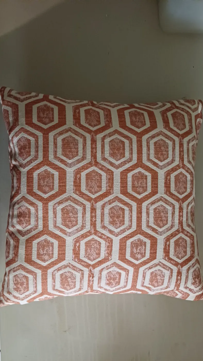 Cojín decorativo con patrón geométrico hexagonal terracota y beige
