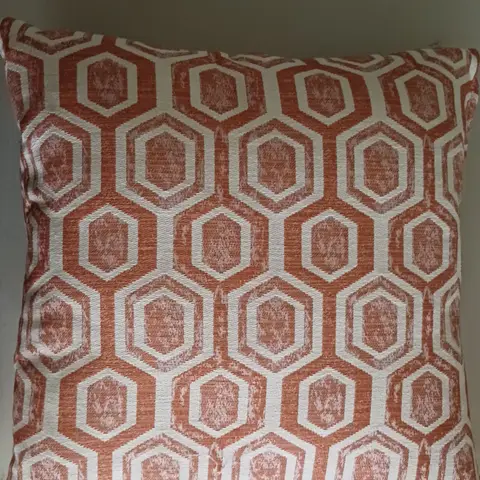Cojín decorativo con patrón geométrico hexagonal terracota y beige