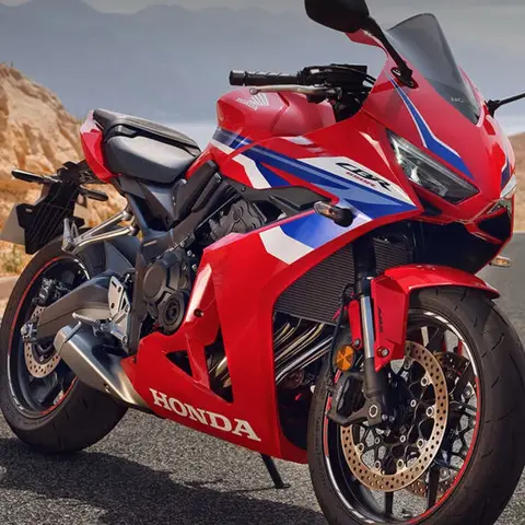 Motocicleta Honda CBR deportiva roja con carenado completo