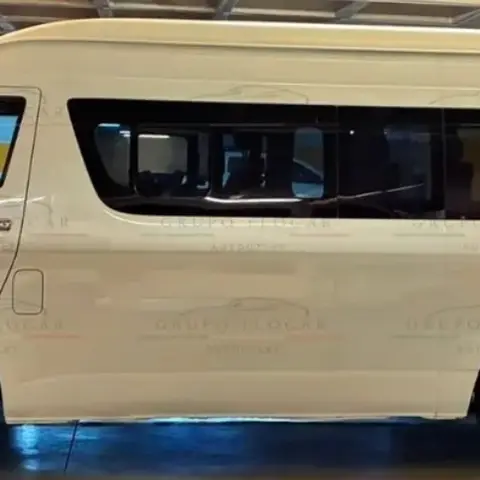Van de pasajeros color beige, tipo minibús con capacidad extendida