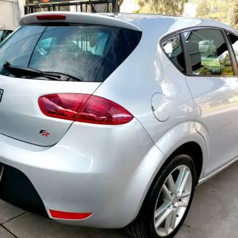 SEAT León FR hatchback color plata en buen estado