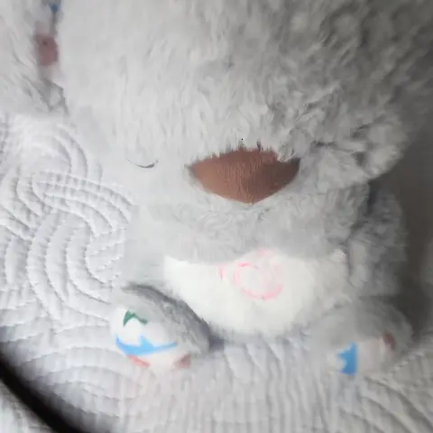Peluche de oso gris con rosa bordada para bebé o niño