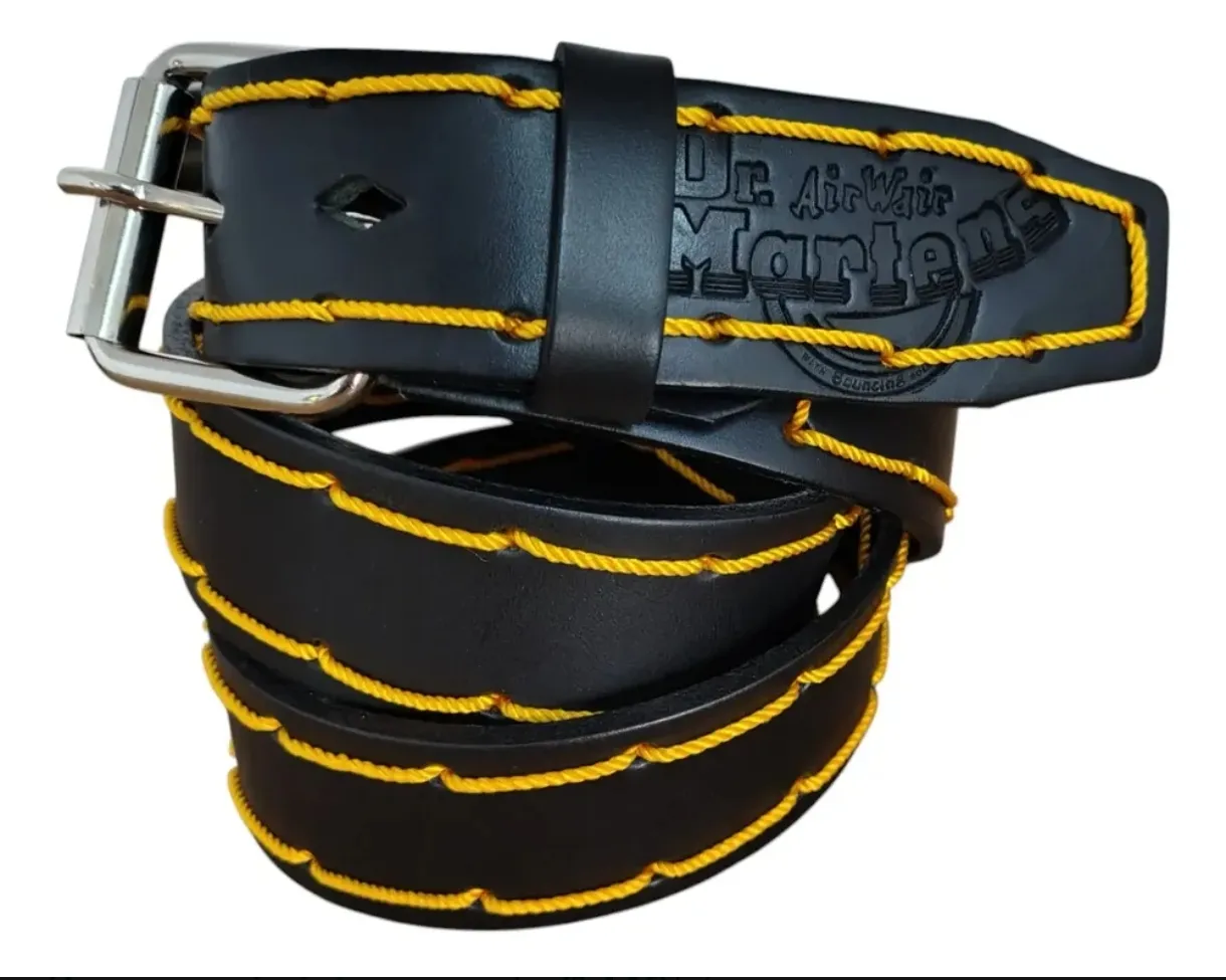 Cinturón Dr. Martens de piel negro con costura amarilla
