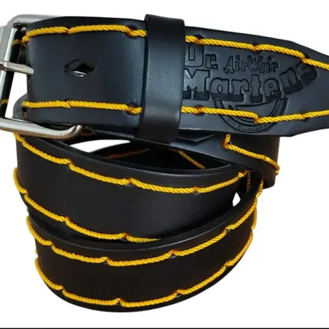 Cinturón Dr. Martens de piel negro con costura amarilla
