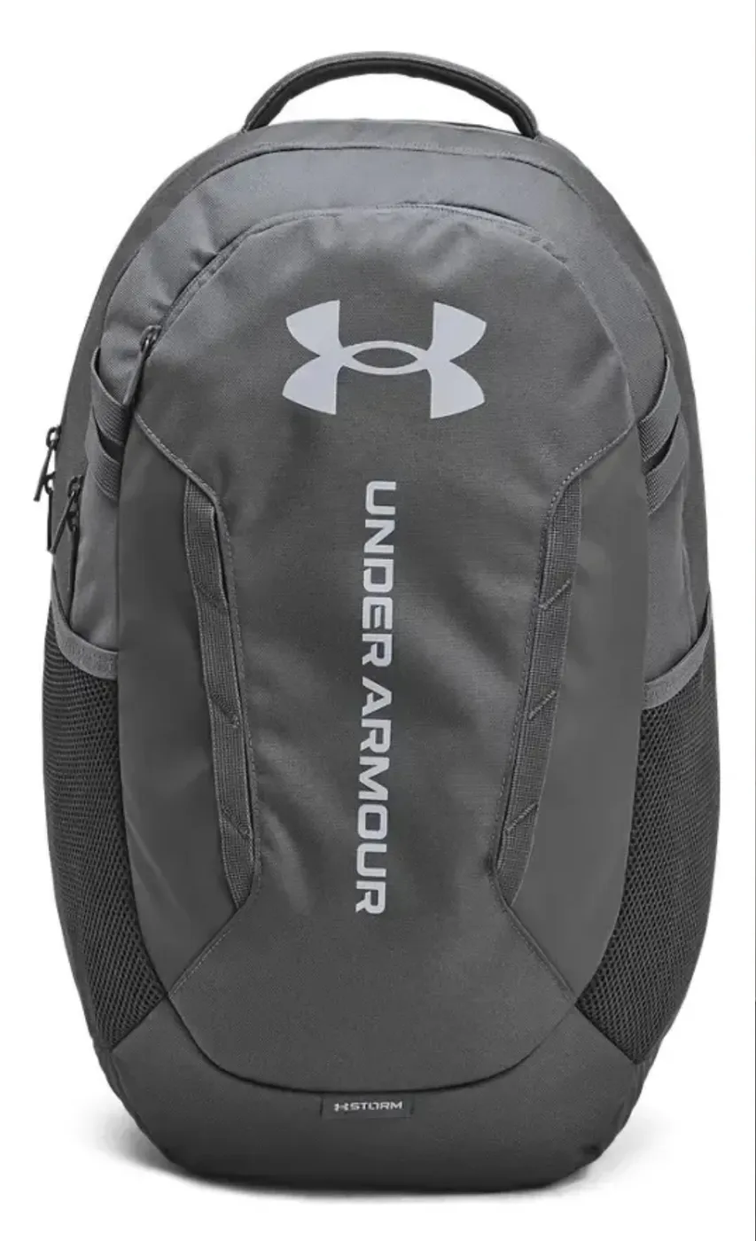Mochila Under Armour Hustle Sport gris con logo blanco