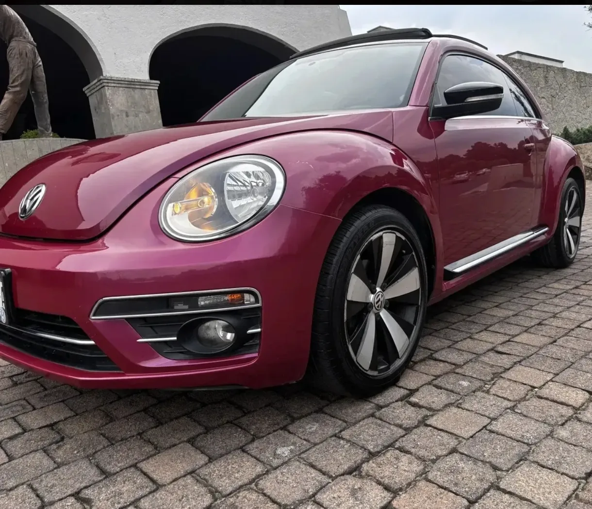Volkswagen Beetle Rosa Metalizado con Rines Deportivos