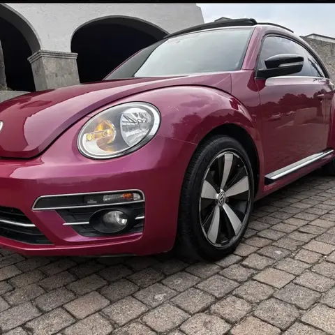 Volkswagen Beetle Rosa Metalizado con Rines Deportivos