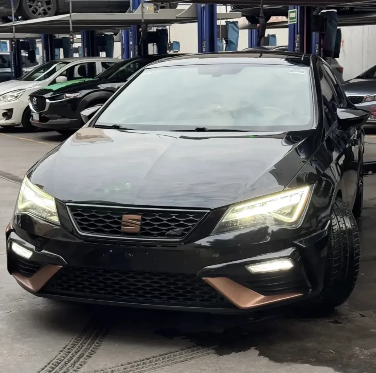 SEAT León negro con luces LED, parrilla deportiva y detalles cobre