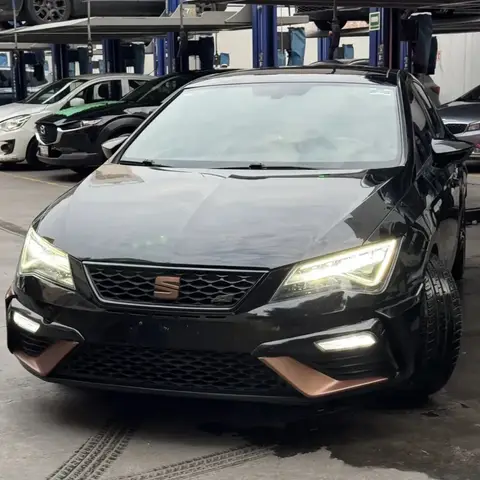 SEAT León negro con luces LED, parrilla deportiva y detalles cobre