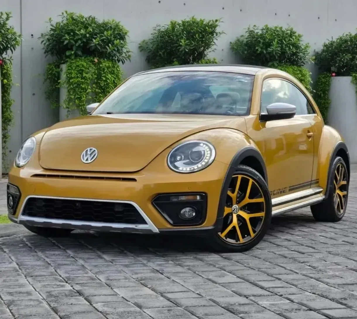 Volkswagen Beetle Dune dorado con rines personalizados