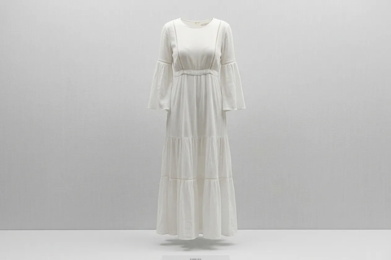 Vestido largo blanco tipo bohemio con mangas acampanadas