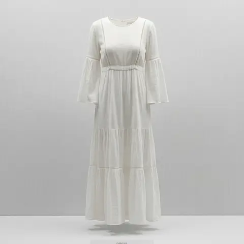 Vestido largo blanco tipo bohemio con mangas acampanadas