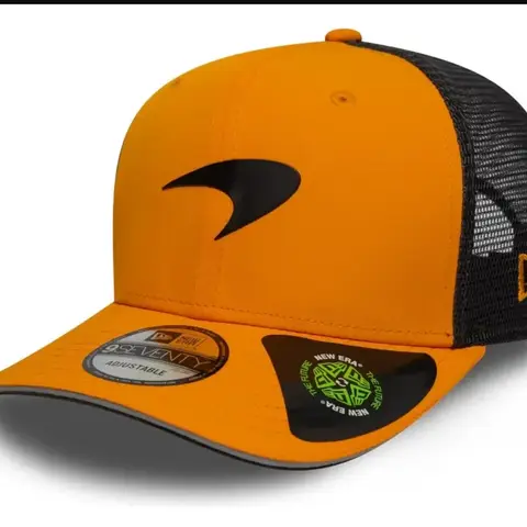 Gorra Trucker New Era Naranja con Logo Negro Ajustable