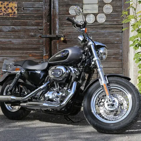 Motocicleta Harley-Davidson Sportster 1200 Custom Negra
