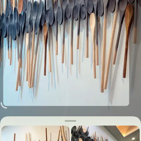Decoración de Pared con Cucharas y Palillos de Madera