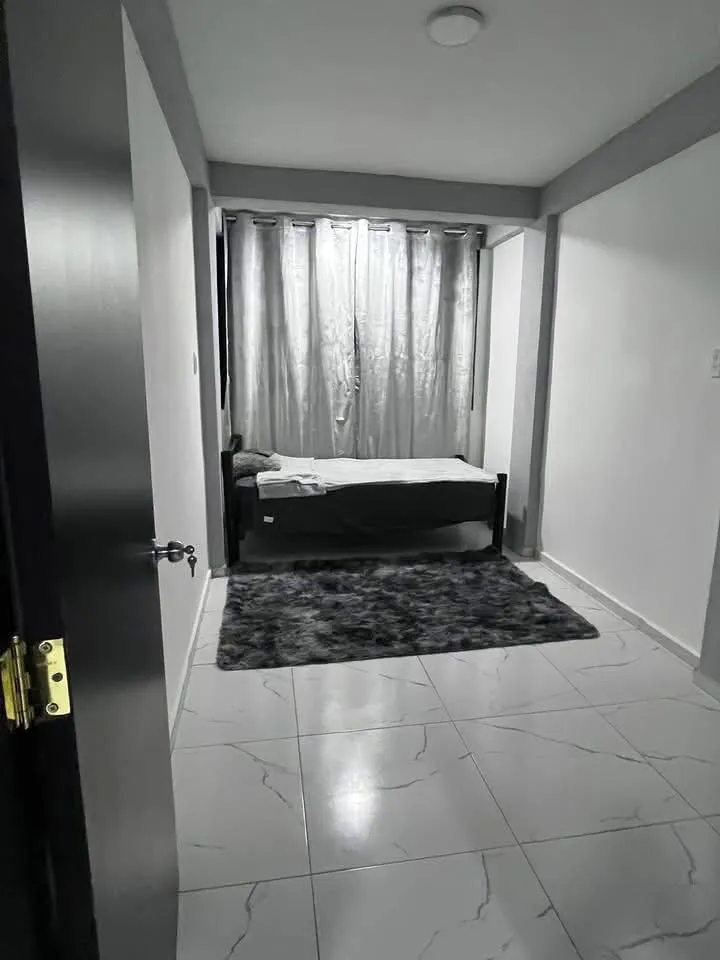 Recámara completa con cama, tapete y cortinas en buen estado