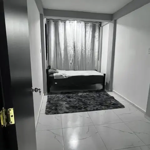 Recámara completa con cama, tapete y cortinas en buen estado