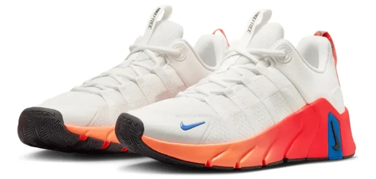 Tenis Nike deportivos blancos con suela naranja y roja