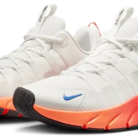 Tenis Nike deportivos blancos con suela naranja y roja