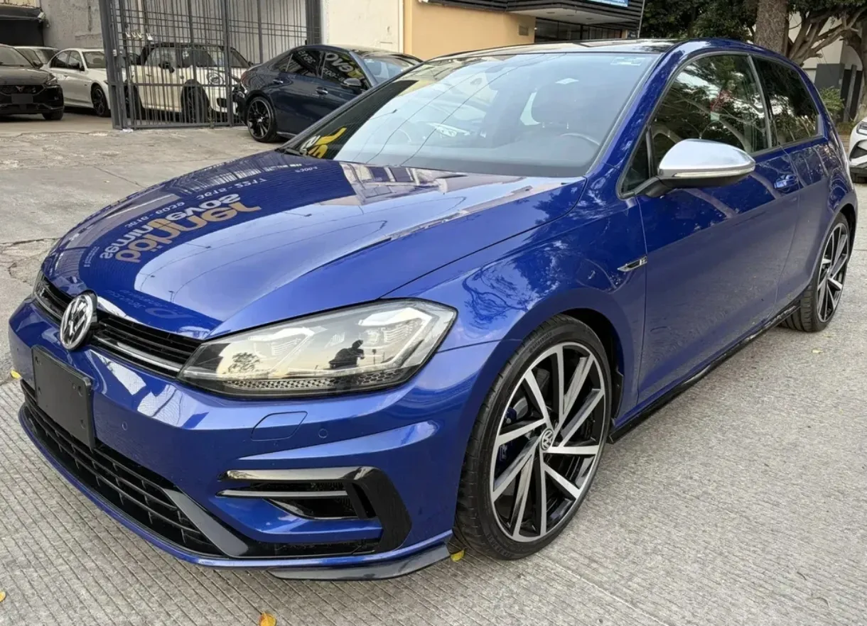 Volkswagen Golf R azul con rines deportivos y accesorios