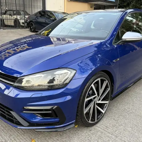 Volkswagen Golf R azul con rines deportivos y accesorios