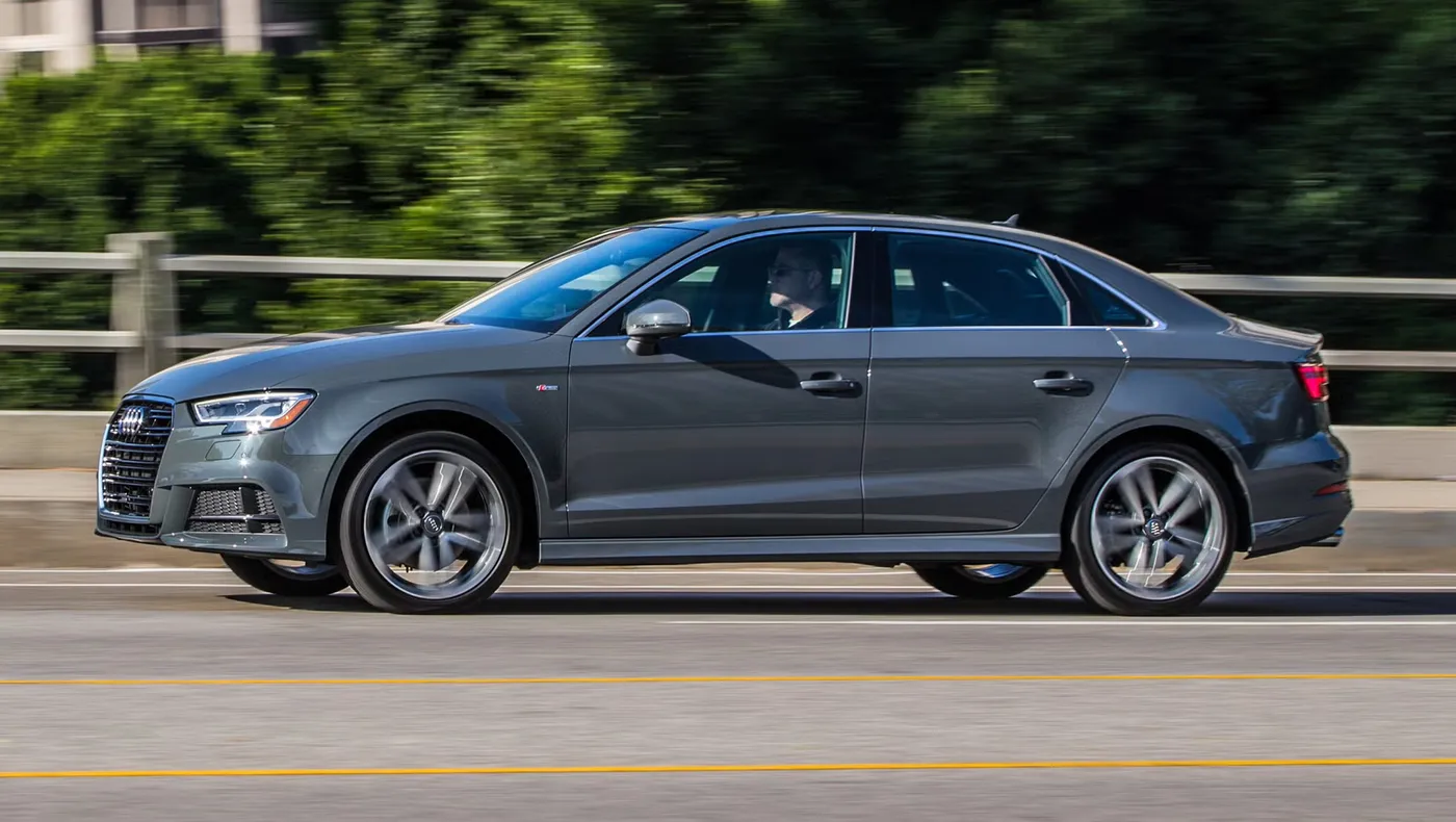 Audi A3 Sedán gris, rines deportivos, excelente condición