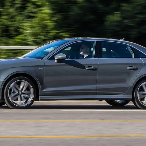 Audi A3 Sedán gris, rines deportivos, excelente condición