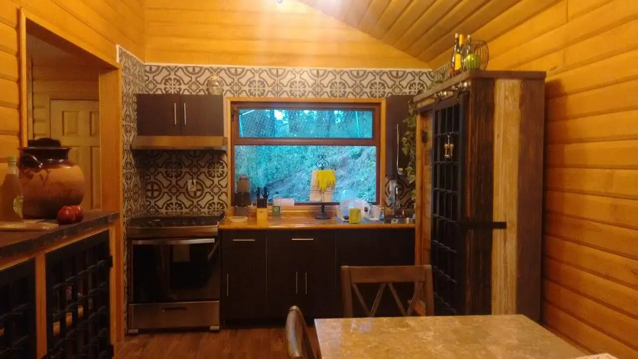 Cabaña de Madera Tipo Chalet de Dos Pisos con Balcón