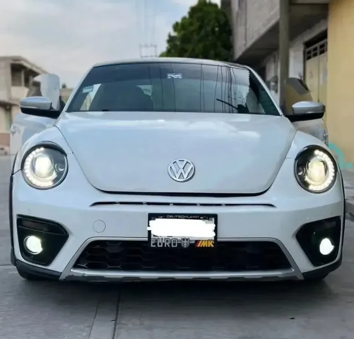 Volkswagen Beetle blanco con luces encendidas