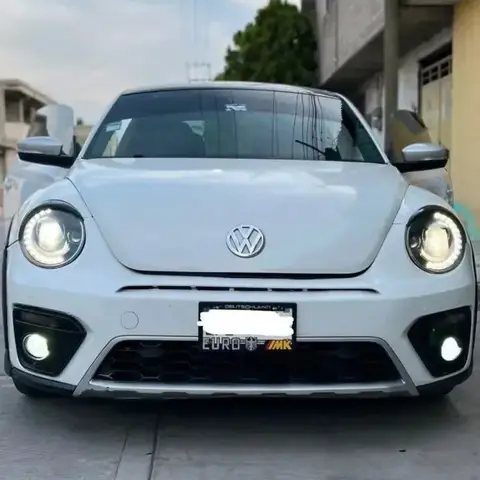 Volkswagen Beetle blanco con luces encendidas