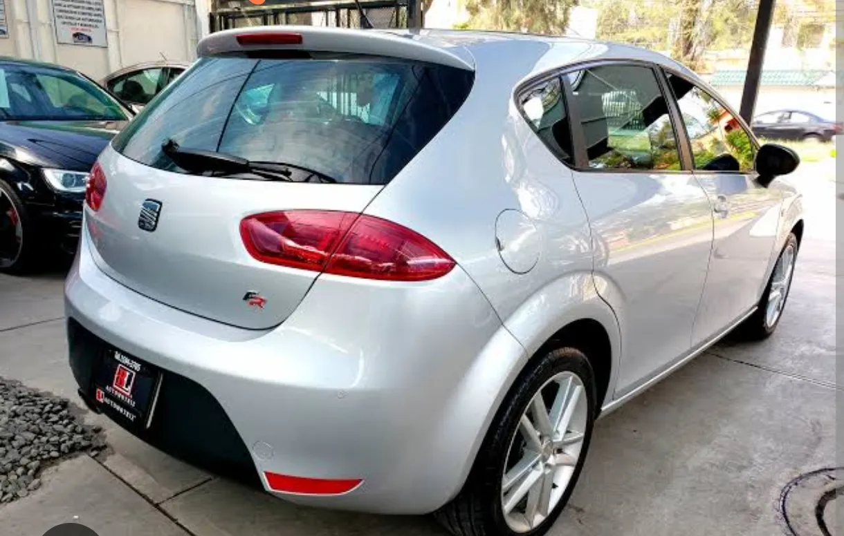 SEAT León FR hatchback color plata en buen estado