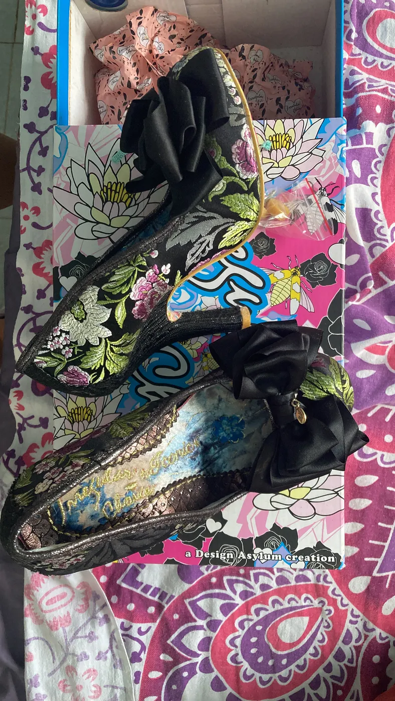 Zapatos de tacón alto negros con diseño floral bordado y moño