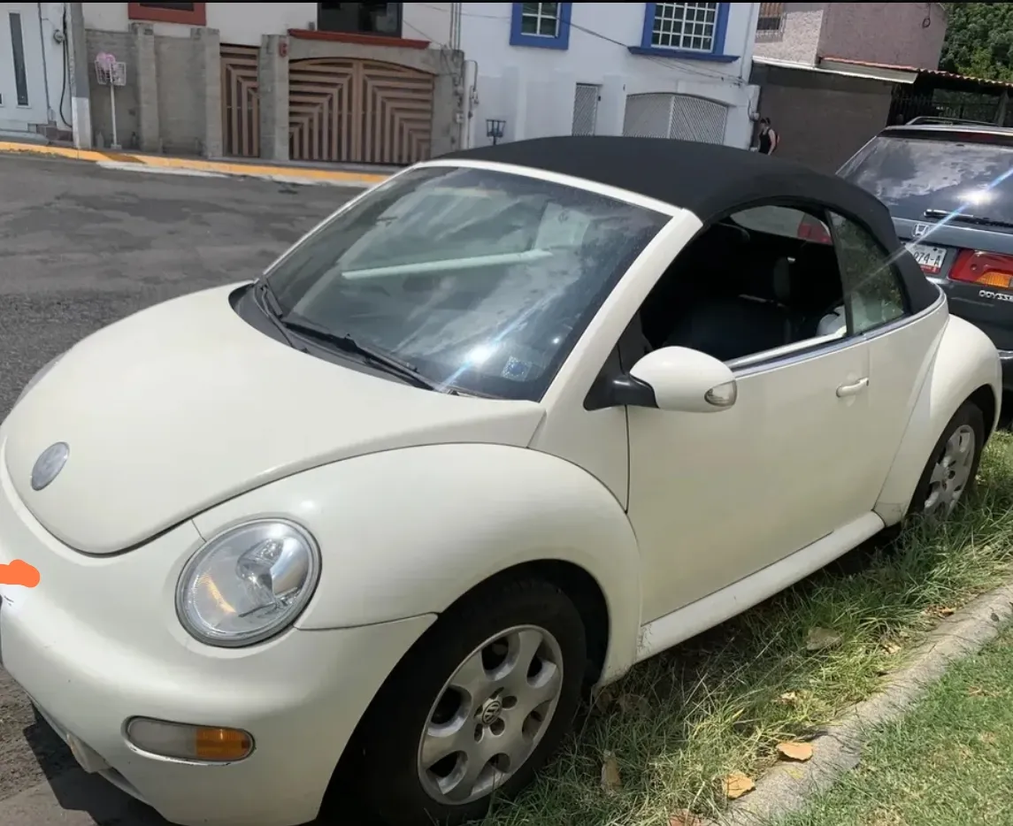 Volkswagen Beetle Convertible Blanco con capota negra