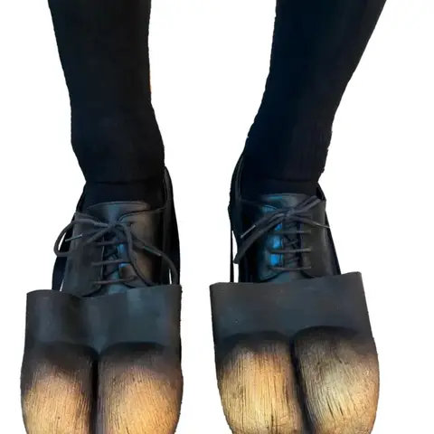 Zapatos de plataforma negros estilo vanguardista con suela dorada