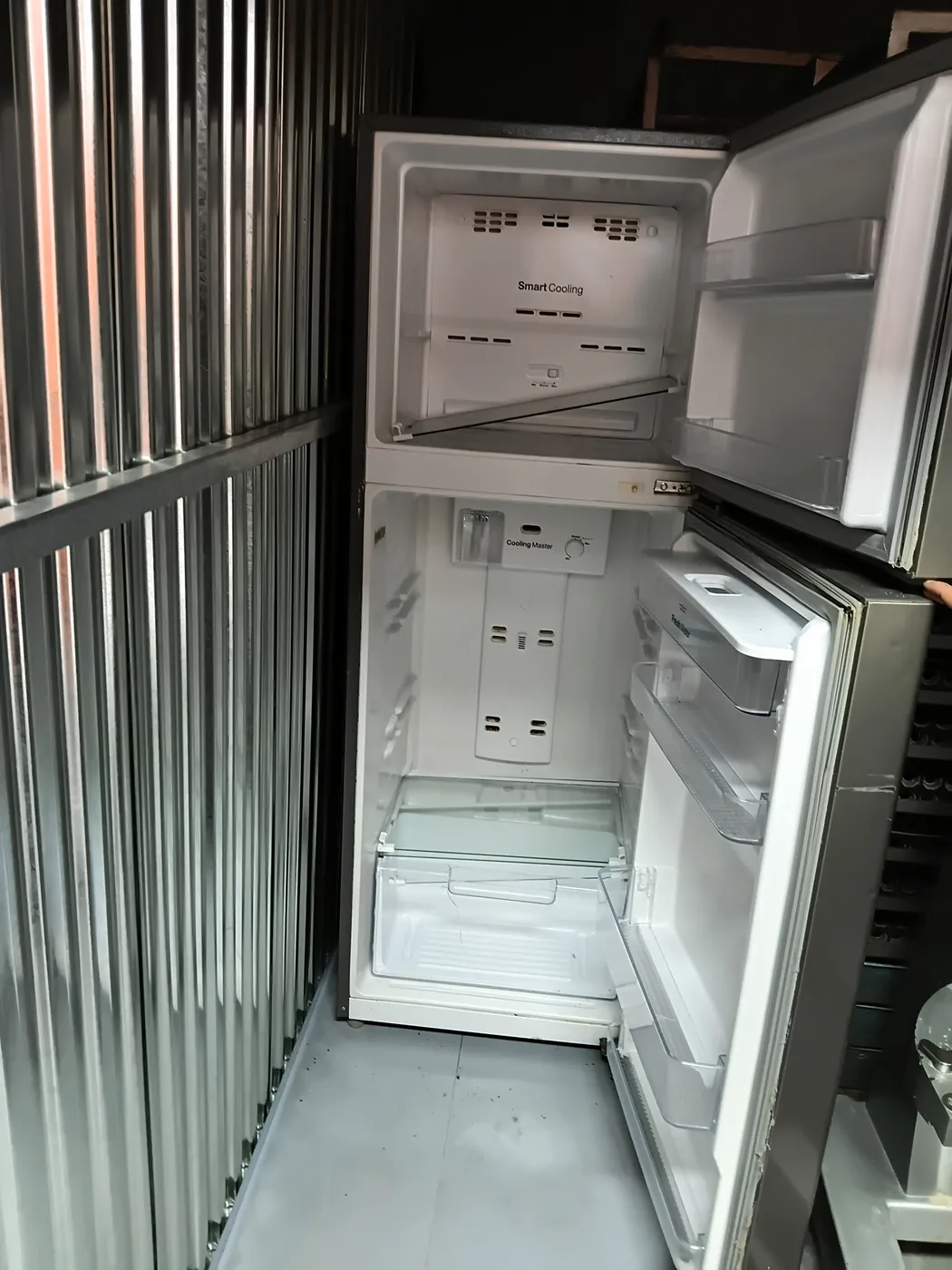 Refrigerador Winia 2 Puertas con Dispensador de Agua Plateado