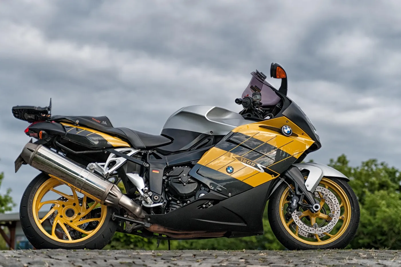Motocicleta BMW K1200S Deportiva con Rines Dorados