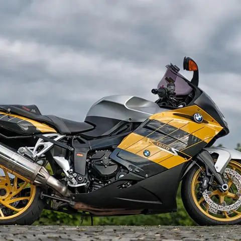 Motocicleta BMW K1200S Deportiva con Rines Dorados