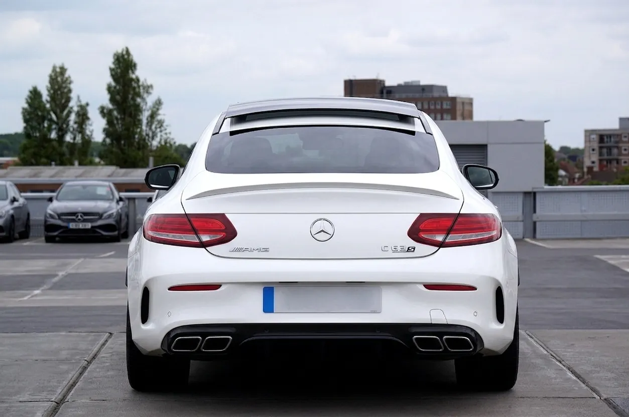 Mercedes-Benz Clase C Coupé AMG blanco, rines deportivos
