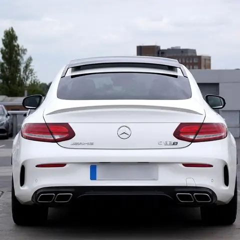 Mercedes-Benz Clase C Coupé AMG blanco, rines deportivos