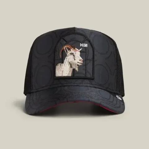 Gorra trucker negra con parche bordado de cabra 'HIM'