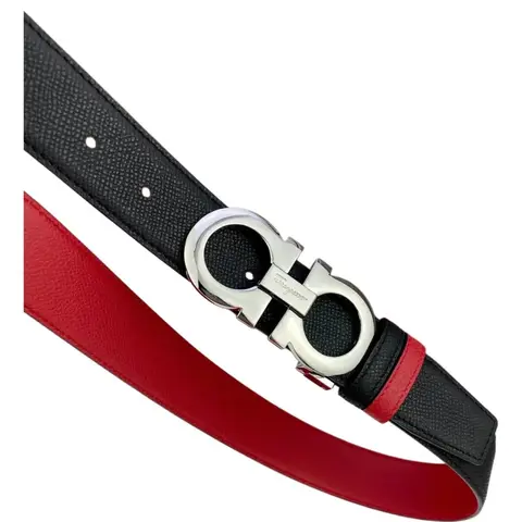 Cinturón reversible negro y rojo con hebilla plateada tipo doble O