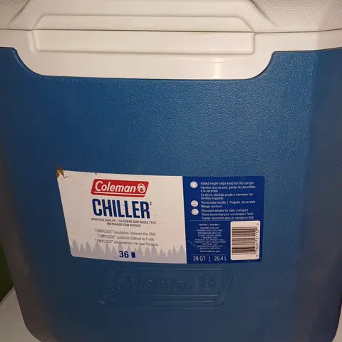 Hielera Coleman Chiller 36 cuartos con ruedas azul y blanco